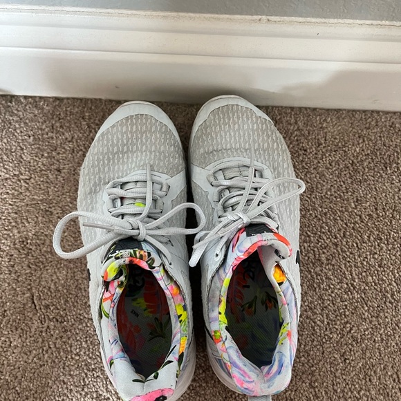 Nike sneakers - Picture 2 of 7